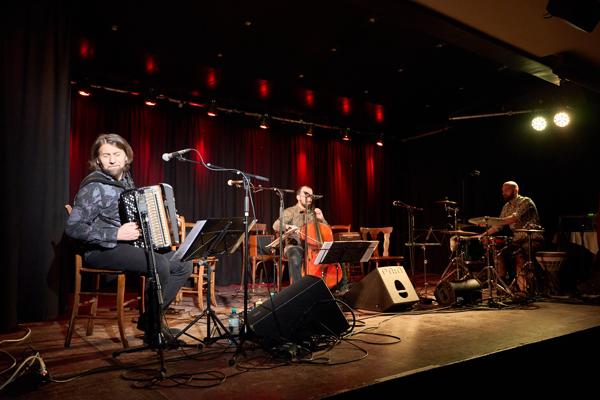 Miloš Todorovski Trio im Schutzhaus Zukunft. 21. Internationales Akkordeonfestival. Wien, Österreich. 29. Februar 2020.