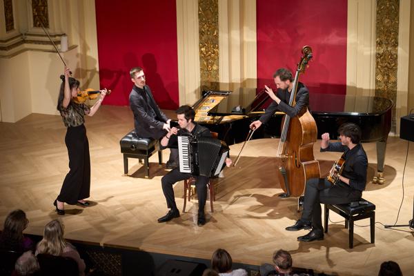 Groovin' Tango Quintett im Ehrbar Saal. 23. Internationales Akkordeon Festival 2022. Wien, Österreich. 24. Februar 2022. Foto: Nico Kaiser