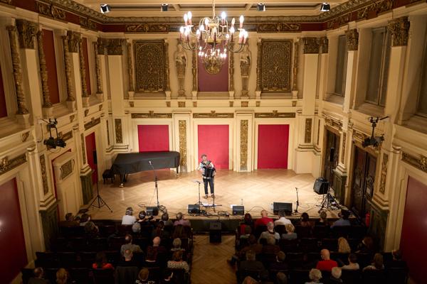 Ivan Trenev im Ehrbar Saal. 23. Internationales Akkordeon Festival 2022. Wien, Österreich. 23. Februar 2022. Foto: Nico Kaiser