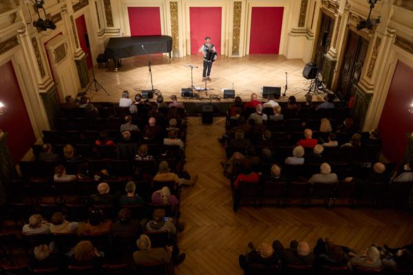 Ivan Trenev im Ehrbar Saal. 23. Internationales Akkordeon Festival 2022. Wien, Österreich. 23. Februar 2022. Foto: Nico Kaiser