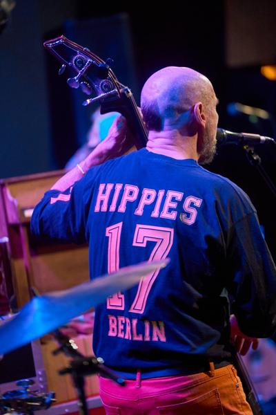 Daniel "Danda" Cordes (Bass) mit der Band 17 Hippies am Montag, 27. Februar 2023 im Rahmen des 24. Internationalen Akkordeon Festivals 2023 im Porgy & Bess in Wien.