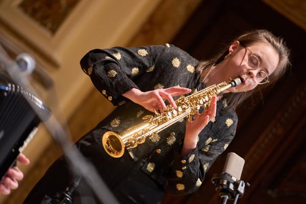 Victoria Pfeil (Saxophon) mit dem trio akk:zent am Dienstag, 14. März 2023 im Rahmen des 24. Internationalen Akkordeon Festivals 2023 im Ehrbar Saal in Wien.
