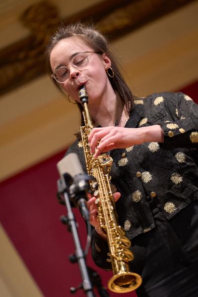 Victoria Pfeil (Saxophon) mit dem trio akk:zent am Dienstag, 14. März 2023 im Rahmen des 24. Internationalen Akkordeon Festivals 2023 im Ehrbar Saal in Wien.