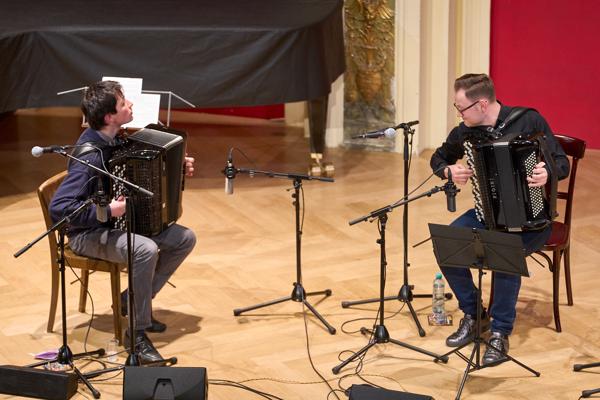 Paul Schuberth und Johannes Münzner (Akkordeon) mit dem trio akk:zent am Dienstag, 14. März 2023 im Rahmen des 24. Internationalen Akkordeon Festivals 2023 im Ehrbar Saal in Wien.