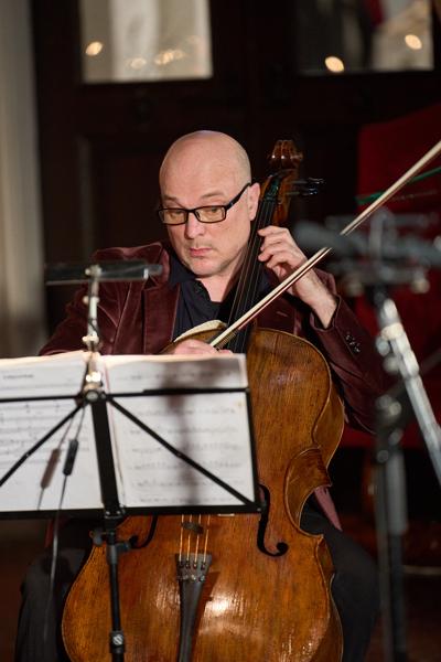 Michael Williams (Cello) mit dem Ensemble Amarcord Wien am Mittwoch, 22. März 2023 im Rahmen des 24. Internationalen Akkordeon Festivals 2023 in der Wiener Hofburgkapelle.