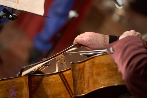 Michael Williams (Cello) mit dem Ensemble Amarcord Wien am Mittwoch, 22. März 2023 im Rahmen des 24. Internationalen Akkordeon Festivals 2023 in der Wiener Hofburgkapelle.