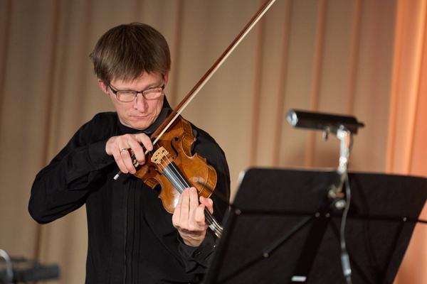Sebastian Gürtler (Violine) mit dem Ensemble Amarcord Wien am Mittwoch, 22. März 2023 im Rahmen des 24. Internationalen Akkordeon Festivals 2023 in der Wiener Hofburgkapelle.
