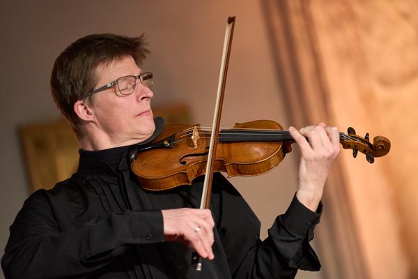 Sebastian Gürtler (Violine) mit dem Ensemble Amarcord Wien am Mittwoch, 22. März 2023 im Rahmen des 24. Internationalen Akkordeon Festivals 2023 in der Wiener Hofburgkapelle.