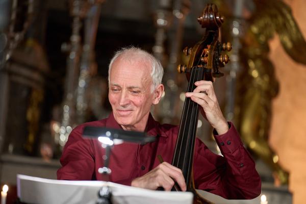 Gerhard Muthspiel (Kontrabass) mit dem Ensemble Amarcord Wien am Mittwoch, 22. März 2023 im Rahmen des 24. Internationalen Akkordeon Festivals 2023 in der Wiener Hofburgkapelle.