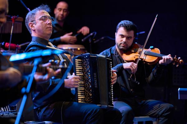 Anvar Sadigov (Akkordeon) und Shakir Davudov (Violine) beim Konzert mit Qaytagi am Dienstag, 28. Februar 2023 im Rahmen des 24. Internationalen Akkordeon Festivals 2023 im Porgy & Bess in Wien.