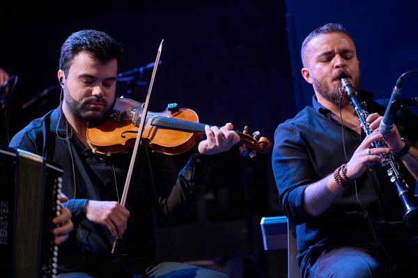 Shakir Davudov (Violine) und Orkhan Musayev (Klarinette) beim Konzert mit Anvar Sadigov & Qaytagi am Dienstag, 28. Februar 2023 im Rahmen des 24. Internationalen Akkordeon Festivals 2023 im Porgy & Bess in Wien.