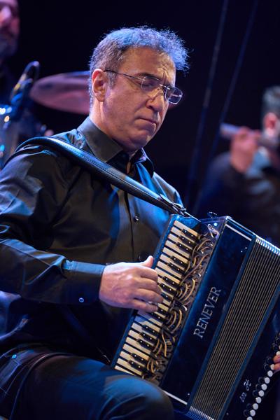 Der aserbaidschanische Akkordeonist Anvar Sadigov zusammen mit seinem Ensemble Qaytagi am Dienstag, 28. Februar 2023 im Rahmen des 24. Internationalen Akkordeon Festivals 2023 im Porgy & Bess in Wien.