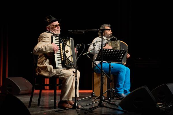 Die Akkordeonisten Otto Lechner und Arnaud Méthivier als Arnotto am Samstag, 25. Februar 2023 im Rahmen des 24. Internationalen Akkordeon Festivals 2023 im Stadtsaal in Wien.