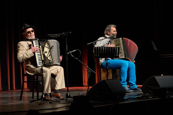 Die Akkordeonisten Otto Lechner und Arnaud Méthivier als Arnotto am Samstag, 25. Februar 2023 im Rahmen des 24. Internationalen Akkordeon Festivals 2023 im Stadtsaal in Wien.
