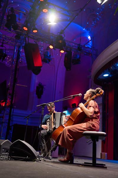 Cellistin Marie Spaemann und Akkordeonist Christian Bakanic am Sonntag, 26. Februar 2023 im Rahmen des 24. Internationalen Akkordeon Festivals 2023 im Lorely Saal in Wien.