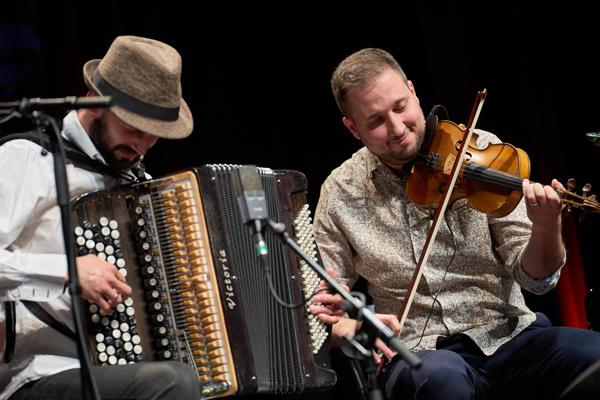 Nikola Zarić (Akkordeon) und Efe Turumtay (Violine) mit Belofour am Samstag, 25. März 2023 im Rahmen des 24. Internationalen Akkordeon Festivals 2023 im Stadtsaal in Wien.