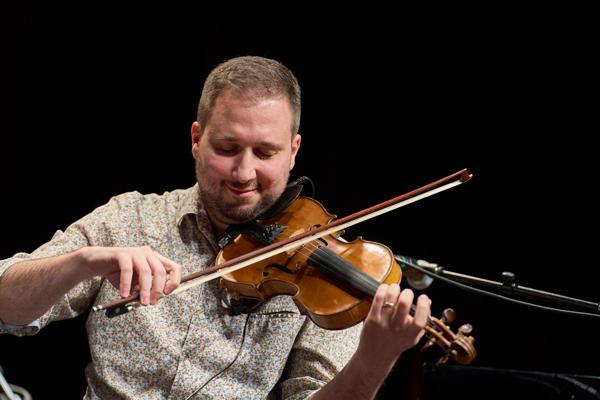 Efe Turumtay (Violine) mit Belofour am Samstag, 25. März 2023 im Rahmen des 24. Internationalen Akkordeon Festivals 2023 im Stadtsaal in Wien.