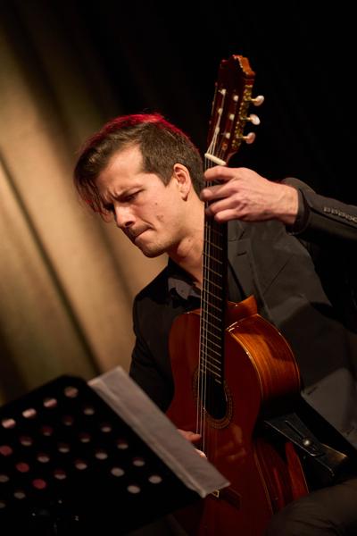 Matic Dolenc (Gitarre) mit dem Goran Bojčevski Trio am Montag, 6. März 2023 im Rahmen des 24. Internationalen Akkordeon Festivals 2023 in der Sargfabrik in Wien.