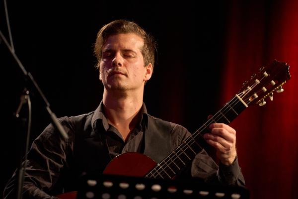 Matic Dolenc (Gitarre) mit dem Goran Bojčevski Trio am Montag, 6. März 2023 im Rahmen des 24. Internationalen Akkordeon Festivals 2023 in der Sargfabrik in Wien.