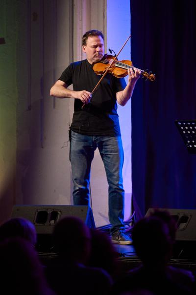 Jürgen Partaj (Violine) mit Bratfisch am Freitag, 10. März 2023 im Rahmen des 24. Internationalen Akkordeon Festivals 2023 im Kulturverein Die Bühne in Purkersdorf.