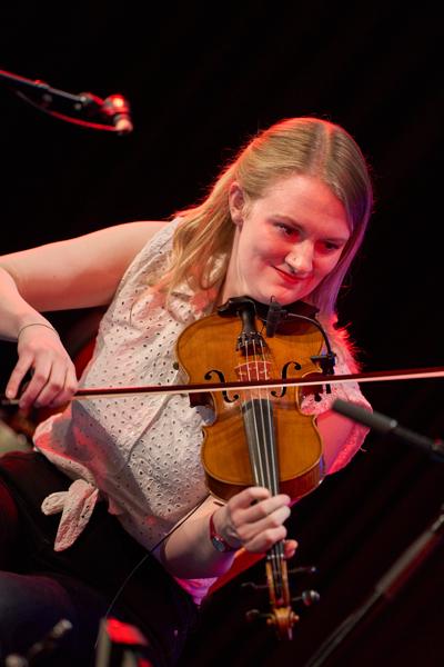 Sally Simpson (Violine) mit der Cairngorm Ceilidh Band am Montag, 13. März 2023 im Rahmen des 24. Internationalen Akkordeon Festivals 2023 im Schutzhaus Zukunft in Wien.