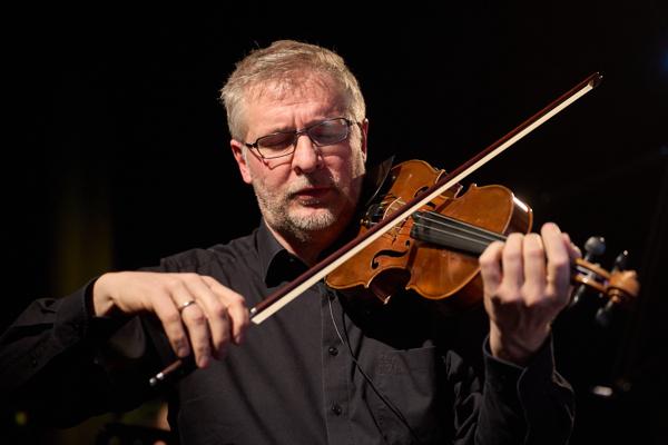 Florian Wilscher (Violine) mit Che Tango am Donnerstag, 9. März 2023 im Rahmen des 24. Internationalen Akkordeon Festivals 2023 in der Sargfabrik in Wien.