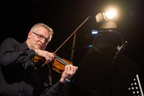 Florian Wilscher (Violine) mit Che Tango am Donnerstag, 9. März 2023 im Rahmen des 24. Internationalen Akkordeon Festivals 2023 in der Sargfabrik in Wien.