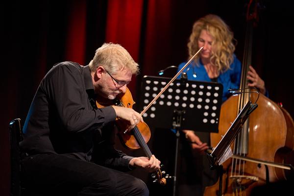 Florian Wilscher (Violine) und Gina Schwarz (Kontrabass) mit Che Tango am Donnerstag, 9. März 2023 im Rahmen des 24. Internationalen Akkordeon Festivals 2023 in der Sargfabrik in Wien.