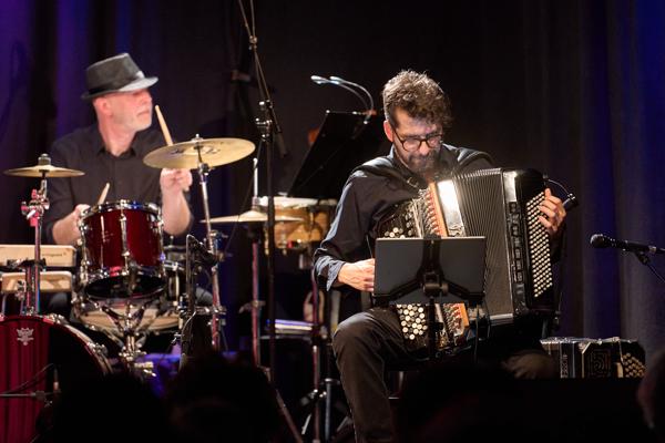 Alois Omidvar (Schlagzeug) und Christian Bakanic (Akkordeon) mit Che Tango am Donnerstag, 9. März 2023 im Rahmen des 24. Internationalen Akkordeon Festivals 2023 in der Sargfabrik in Wien.