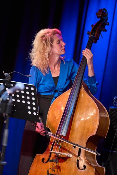 Gina Schwarz (Kontrabass) mit Che Tango am Donnerstag, 9. März 2023 im Rahmen des 24. Internationalen Akkordeon Festivals 2023 in der Sargfabrik in Wien.