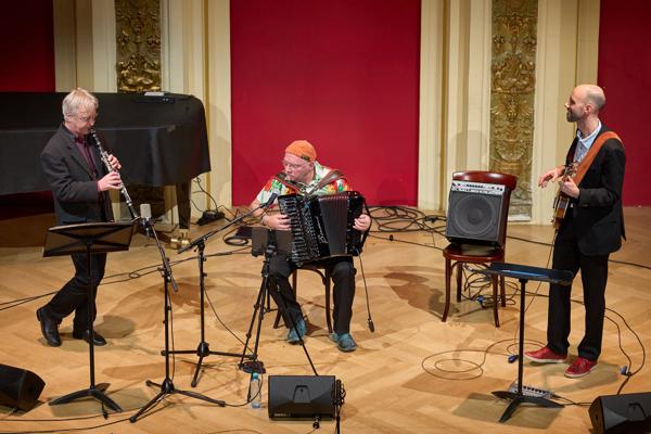 Peter M. Haas (Akkordeon), Bernd Dallmann (Saxophon, Klarinette) und Dominik Lamby (Bass) als Club Milango am Freitag, 3. März 2023 im Rahmen des 24. Internationalen Akkordeon Festivals 2023 im Ehrbar Saal in Wien.