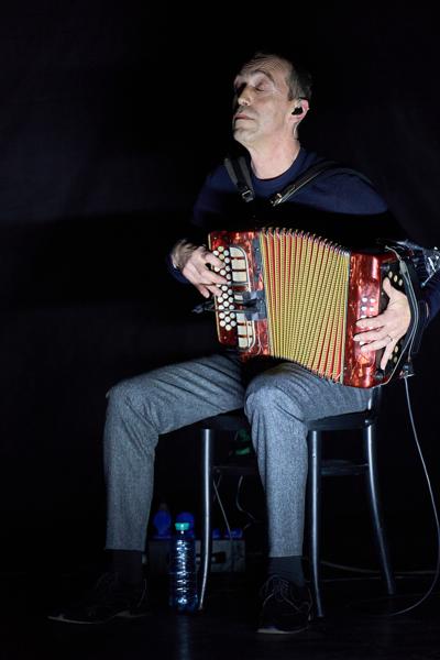 Filipe Cal (Diatonisches Akkordeon) mit Danças Ocultas am Sonntag, 12. März 2023 im Rahmen des 24. Internationalen Akkordeon Festivals 2023 im Metropol in Wien.