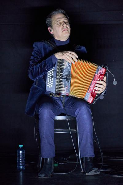 Filipe Cal (Diatonisches Akkordeon) mit Danças Ocultas am Sonntag, 12. März 2023 im Rahmen des 24. Internationalen Akkordeon Festivals 2023 im Metropol in Wien.