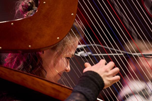 Theresa Lehner (Harfe) mit Diatonische Expeditionen am Samstag, 4. März 2023 im Rahmen des 24. Internationalen Akkordeon Festivals 2023 im Lorely Saal in Wien.