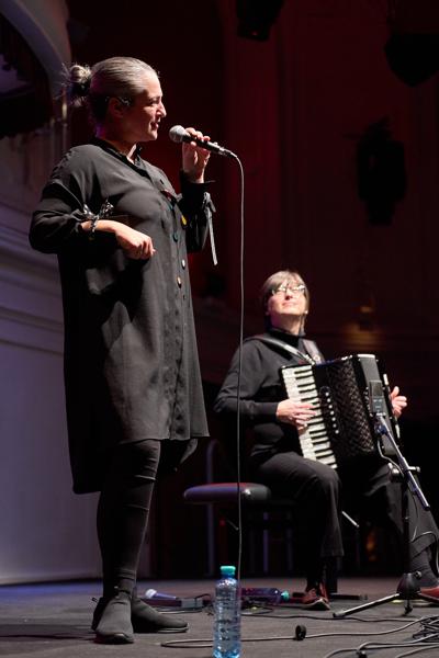 Akkordeonistin Merima Ključo und Sängerin Jelena Milušić am Sonntag, 26. Februar 2023 im Rahmen des 24. Internationalen Akkordeon Festivals 2023 im Lorely Saal in Wien.