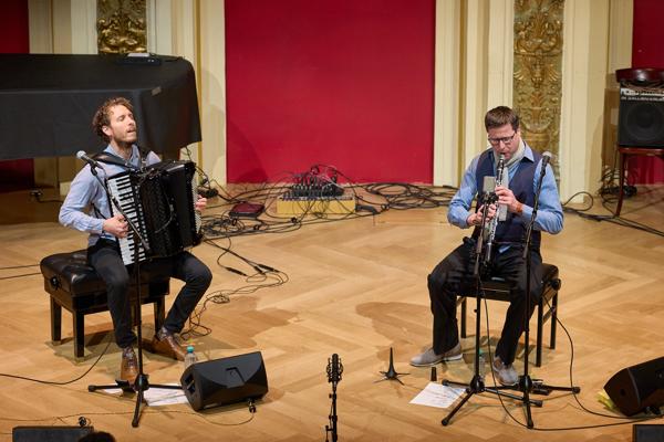 Das Duo Kopf oder Zahel mit Thomas Zahel (Akkordeon) und Franz Oberthaler (Klarinette) am Freitag, 3. März 2023 im Rahmen des 24. Internationalen Akkordeon Festivals 2023 im Ehrbar Saal in Wien.