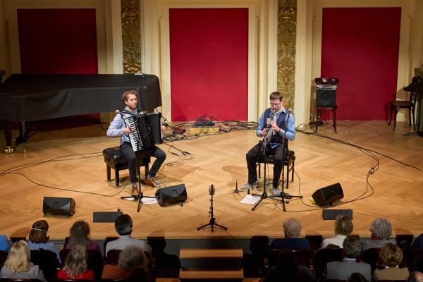 Das Duo Kopf oder Zahel mit Thomas Zahel (Akkordeon) und Franz Oberthaler (Klarinette) am Freitag, 3. März 2023 im Rahmen des 24. Internationalen Akkordeon Festivals 2023 im Ehrbar Saal in Wien.