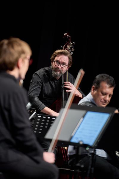 Bassist Thommy Andersson mit dem Koehne Quartett am Samstag, 25. Februar 2023 im Rahmen des 24. Internationalen Akkordeon Festivals 2023 im Stadtsaal in Wien.