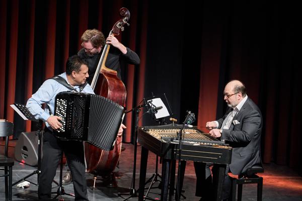 Der Akkordeonist Lelo Nika mit dem Koehne Quartett am Samstag, 25. Februar 2023 im Rahmen des 24. Internationalen Akkordeon Festivals 2023 im Stadtsaal in Wien.
