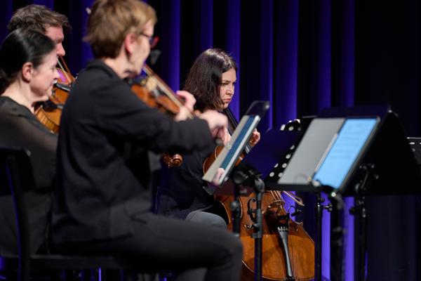 Cellistin Melissa Coleman mit dem Koehne Quartett am Samstag, 25. Februar 2023 im Rahmen des 24. Internationalen Akkordeon Festivals 2023 im Stadtsaal in Wien.