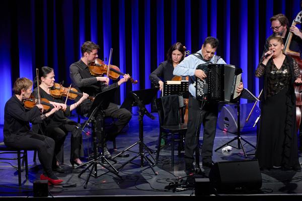 Der Akkordeonist Lelo Nika mit dem Koehne Quartett am Samstag, 25. Februar 2023 im Rahmen des 24. Internationalen Akkordeon Festivals 2023 im Stadtsaal in Wien.