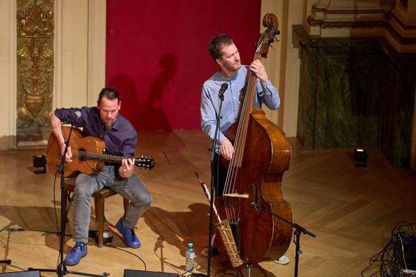 Lorenz Müller (Gitarre) und Philipp Schörghuber (Kontrabass) mit dem Anita Obwegs Quartetto am Montag, 20. März 2023 im Rahmen des 24. Internationalen Akkordeon Festivals 2023 im Ehrbar Saal in Wien.