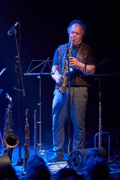 Georg Graf (Saxofon) mit dem Orchestre Rai Viennois am Sonntag, 19. März 2023 im Rahmen des 24. Internationalen Akkordeon Festivals 2023 im Metropol in Wien.