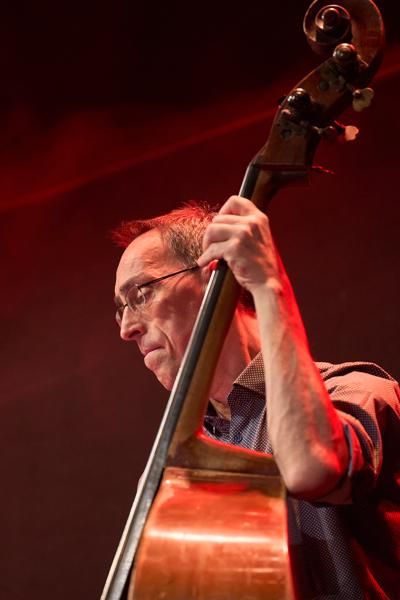 Christoph Petschina (Bass) mit dem Orchestre Rai Viennois am Sonntag, 19. März 2023 im Rahmen des 24. Internationalen Akkordeon Festivals 2023 im Metropol in Wien.
