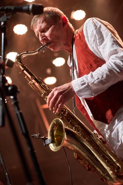Sigi Finkel (Saxofon) mit dem Orchestre Rai Viennois am Sonntag, 19. März 2023 im Rahmen des 24. Internationalen Akkordeon Festivals 2023 im Metropol in Wien.