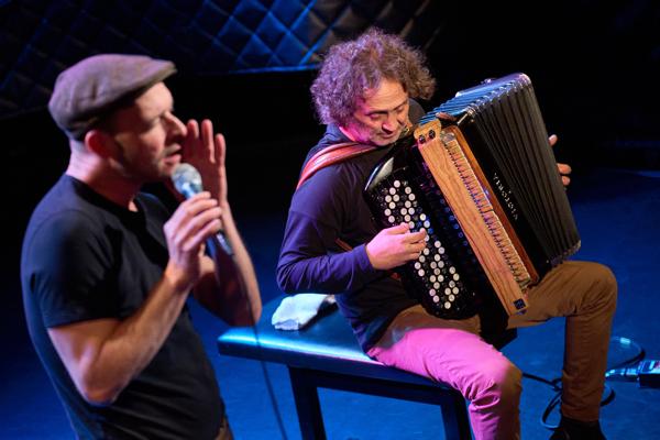 Andreas Schaerer & Luciano Biondini im Porgy & Bess. 24. Internationales Akkordeon Festival 2023. Wien, Österreich. 15. Februar 2023.