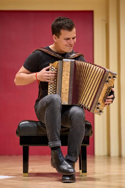 Jakob Steinkellner am Mittwoch, 15. März 2023 im Rahmen des 24. Internationalen Akkordeon Festivals 2023 im Ehrbar Saal in Wien.