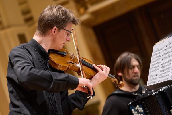 Sebastian Gürtler (Violine) und Miloš Todorovski (Akkordeon) zusammen mit dem Hugo Wolf Quartett am Mittwoch, 15. März 2023 im Rahmen des 24. Internationalen Akkordeon Festivals 2023 im Ehrbar Saal in Wien.
