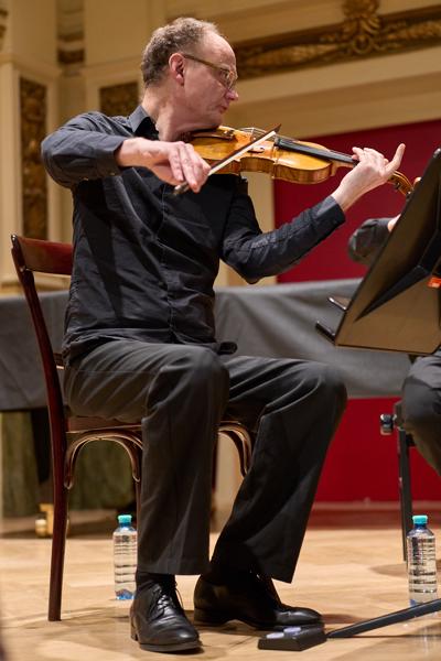 Régis Bringolf (Violine) zusammen mit Miloš Todorovski und dem Hugo Wolf Quartett am Mittwoch, 15. März 2023 im Rahmen des 24. Internationalen Akkordeon Festivals 2023 im Ehrbar Saal in Wien.