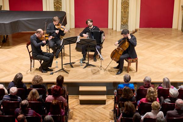 Miloš Todorovski und das Hugo Wolf Quartett am Mittwoch, 15. März 2023 im Rahmen des 24. Internationalen Akkordeon Festivals 2023 im Ehrbar Saal in Wien.